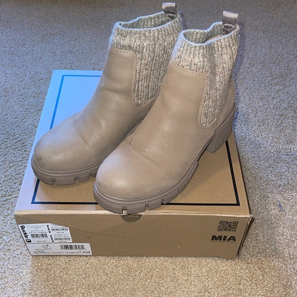 MIA Madisyn Lug Ankle Boot - Picture 2 of 10